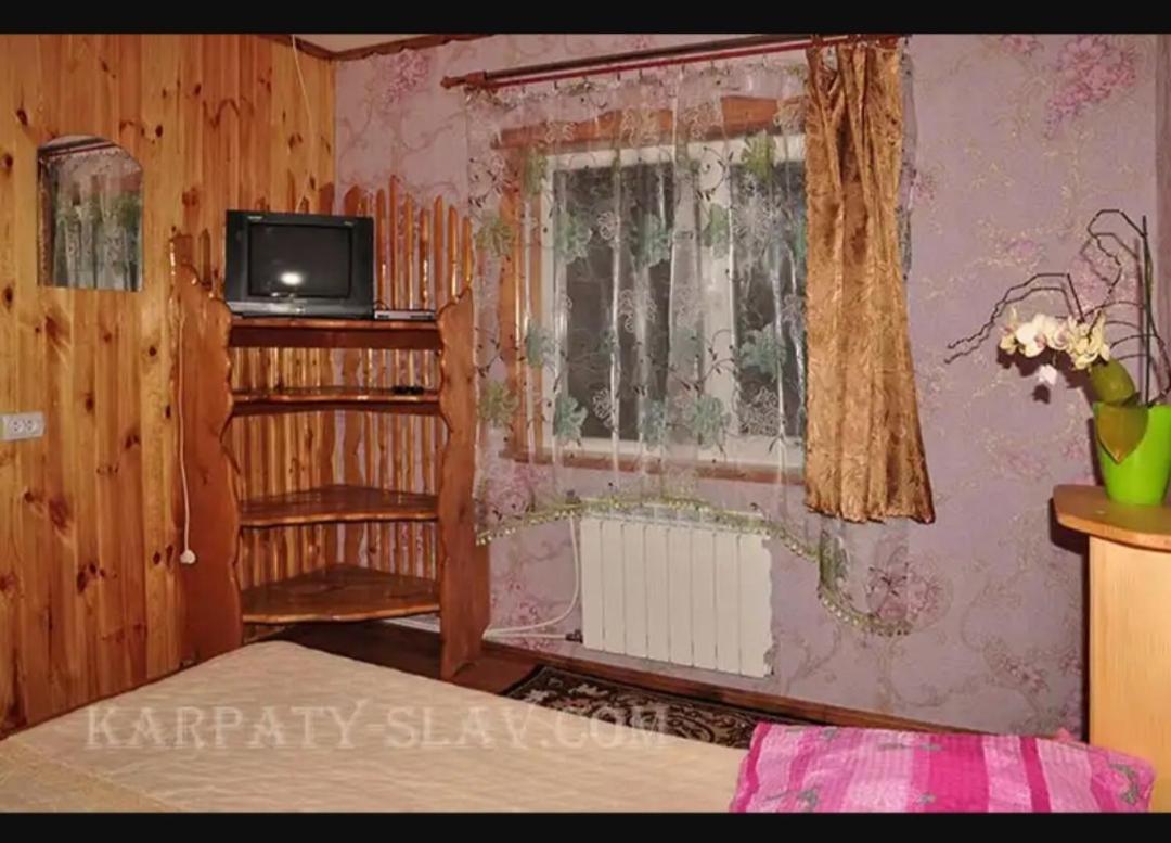 "Різьбярська Садиба" Slavske Luaran gambar