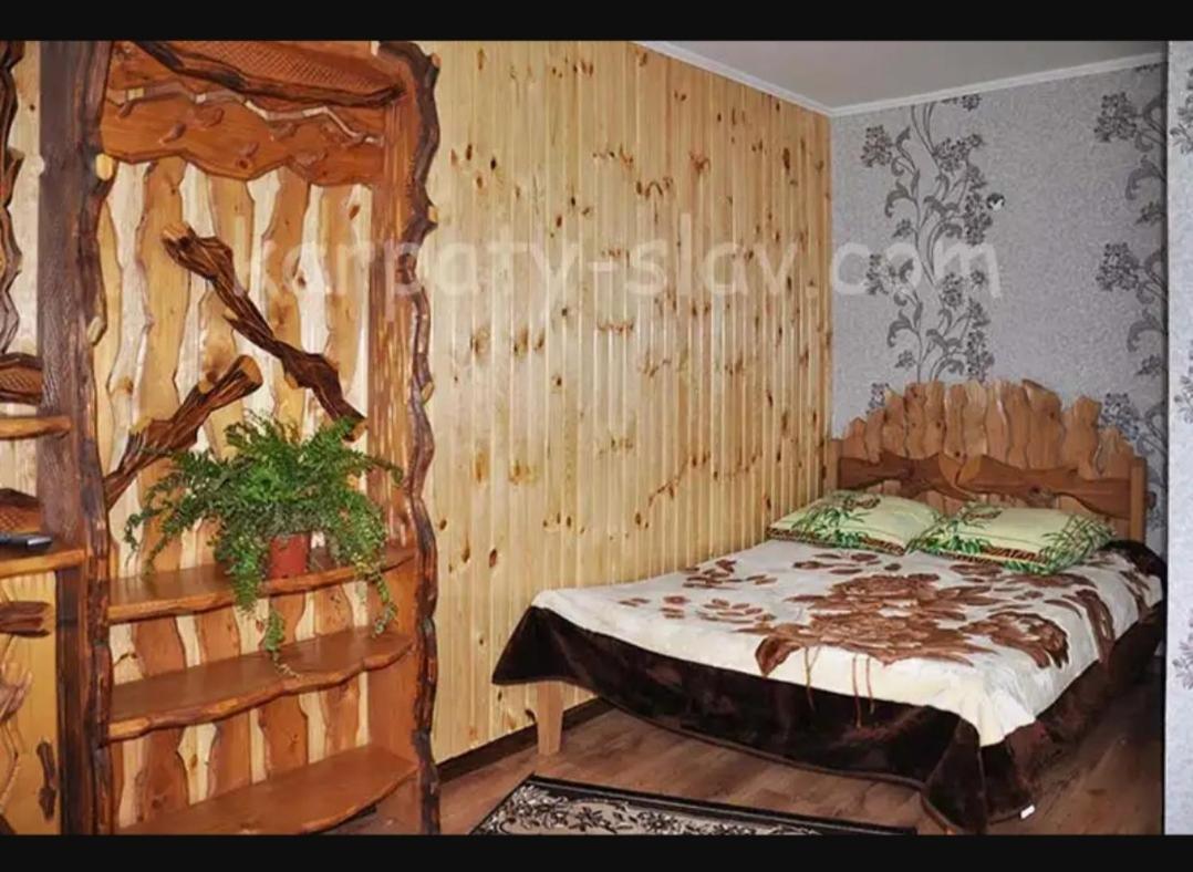 "Різьбярська Садиба" Slavske Luaran gambar