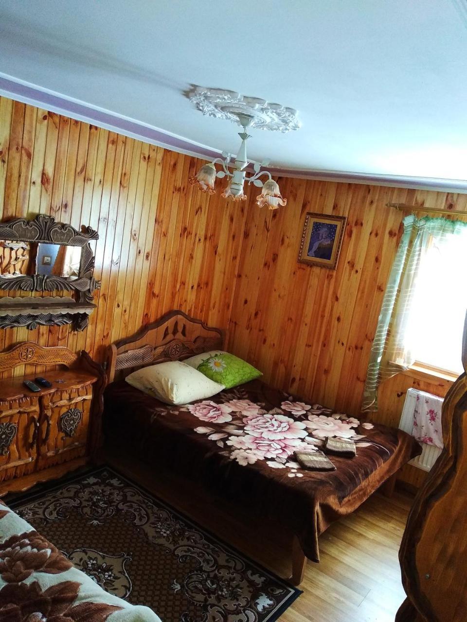 "Різьбярська Садиба" Slavske Luaran gambar