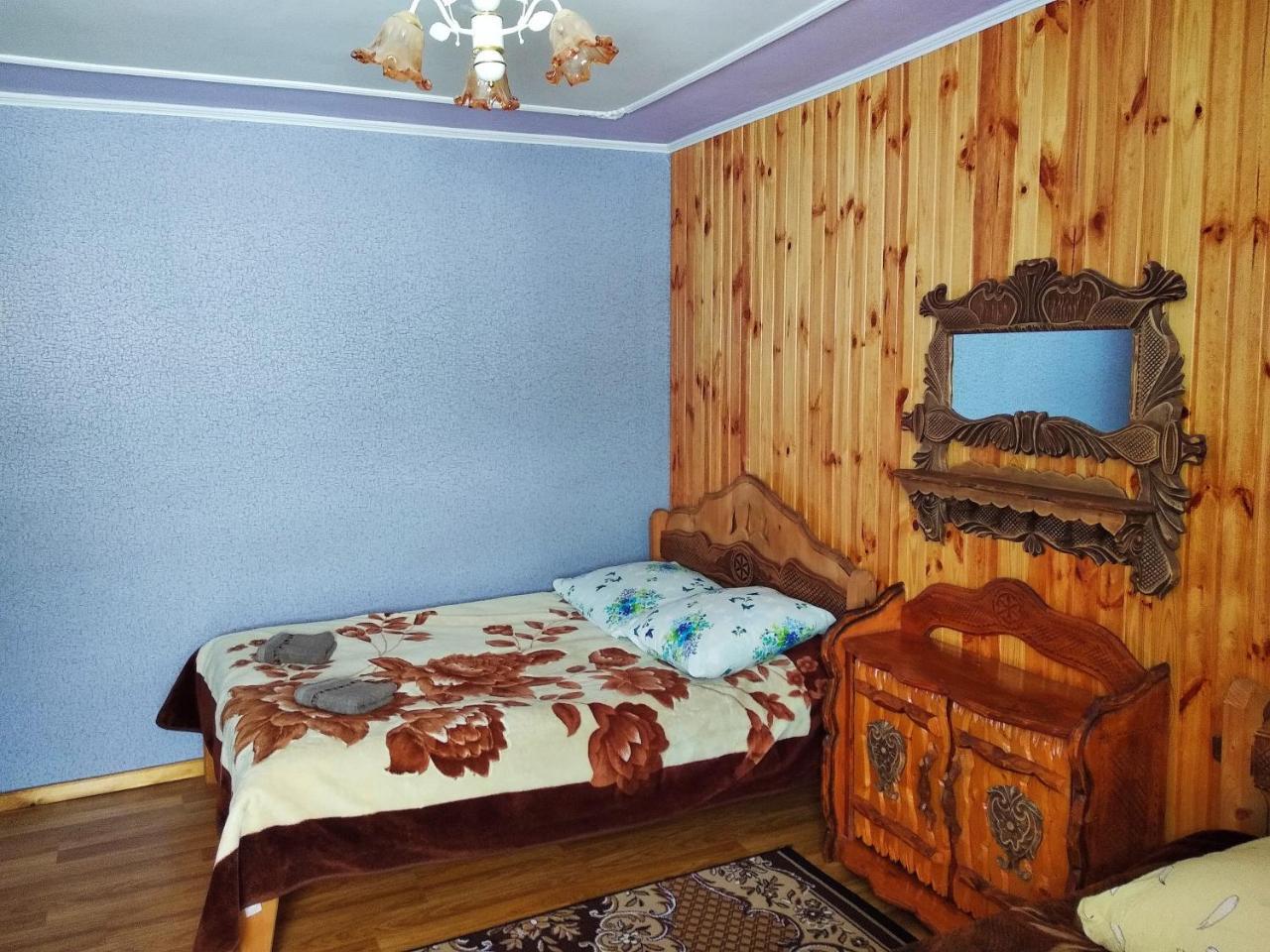 "Різьбярська Садиба" Slavske Luaran gambar