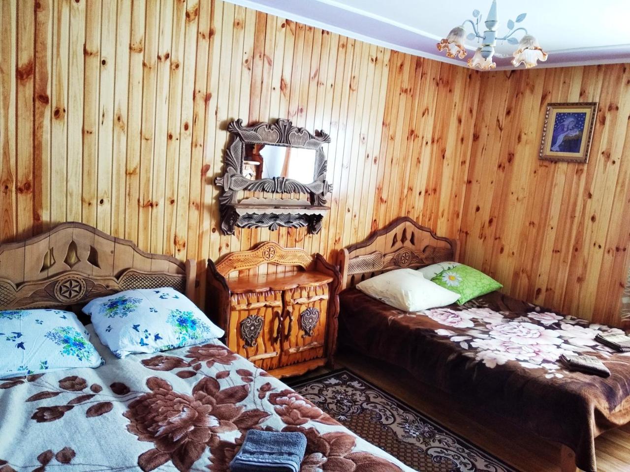 "Різьбярська Садиба" Slavske Luaran gambar