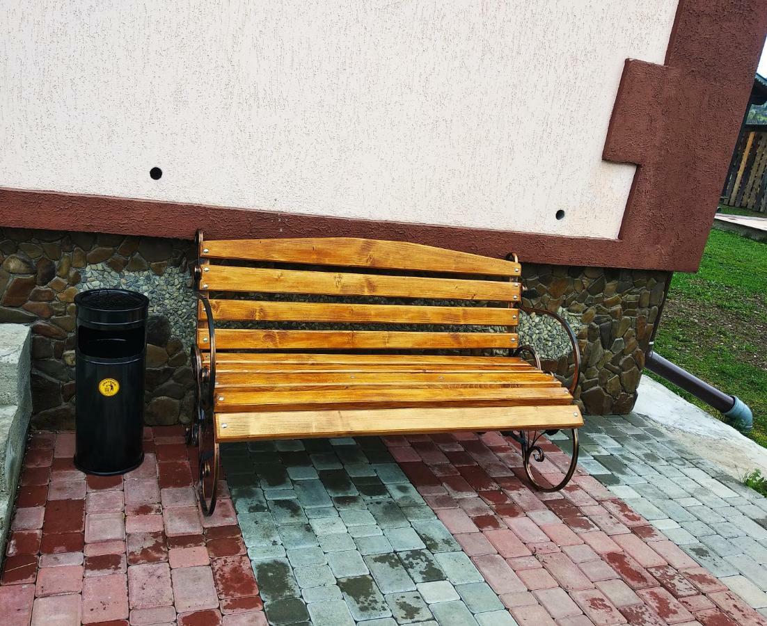 "Різьбярська Садиба" Slavske Luaran gambar
