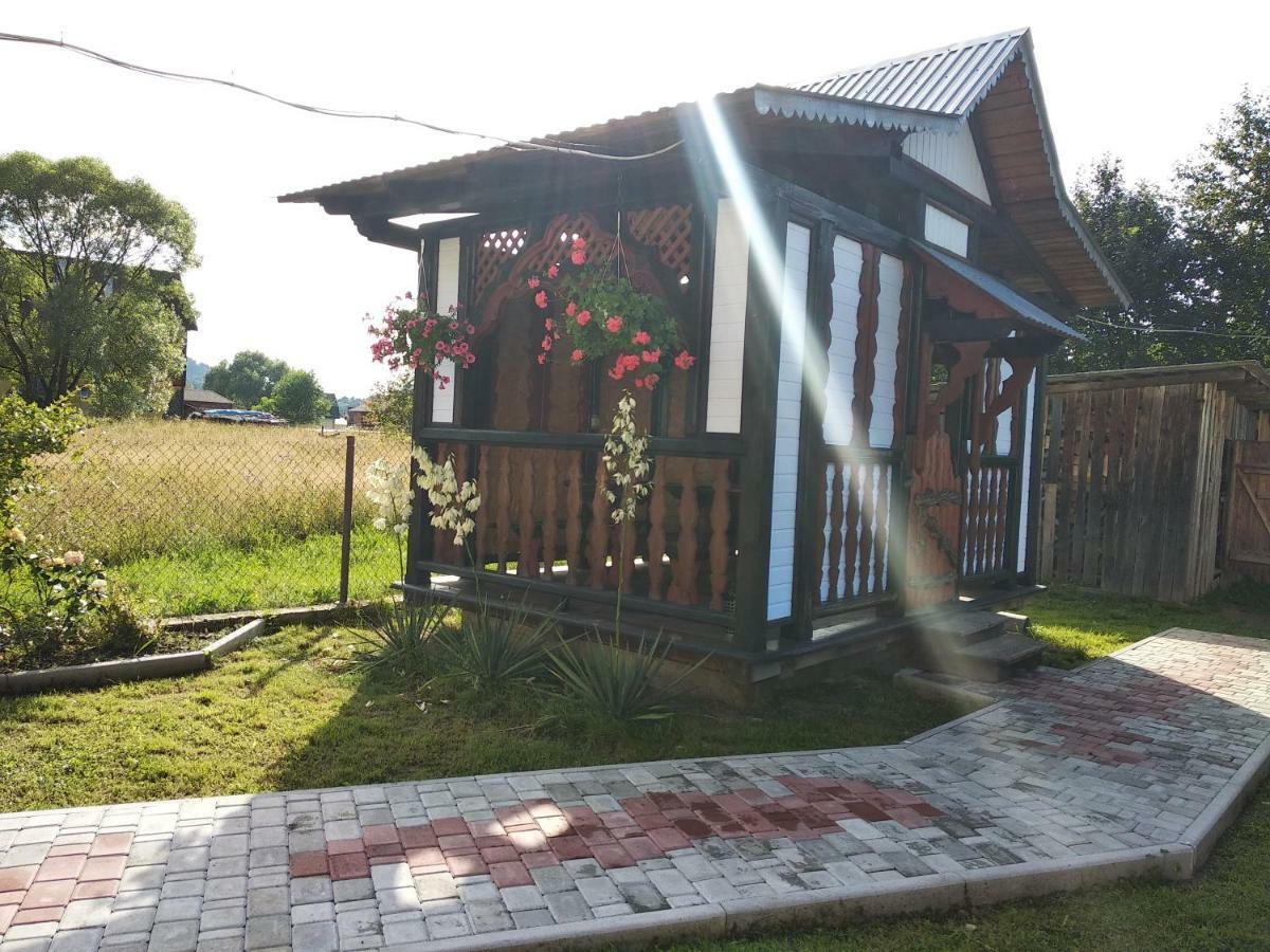"Різьбярська Садиба" Slavske Luaran gambar