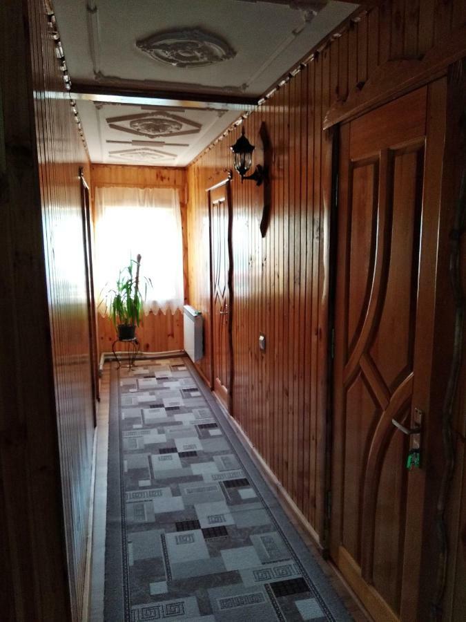 "Різьбярська Садиба" Slavske Luaran gambar