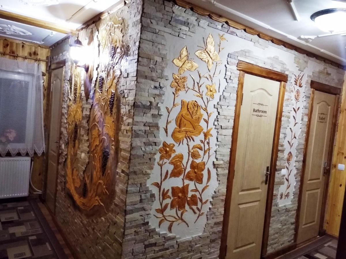 "Різьбярська Садиба" Slavske Luaran gambar